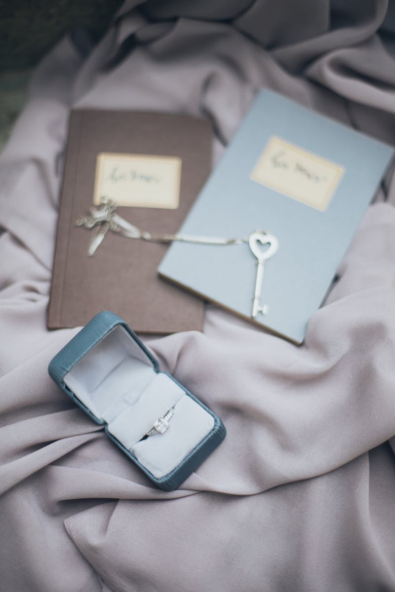 Custom engagement ring with lab-grown diamond by Railys Bespoke